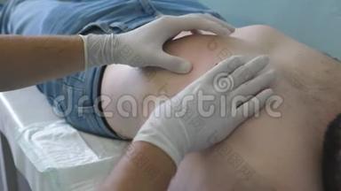 医生在医院手术前检查病人的身体。 <strong>医务</strong>处检查肋骨。 关门